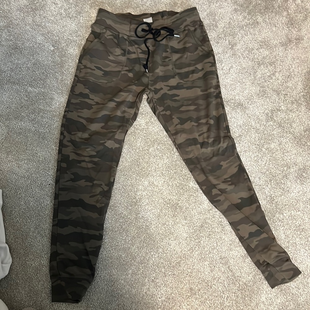 Zyia camo joggers